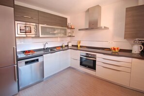 Een koelkast, een magnetron, een oven, een kookplaat