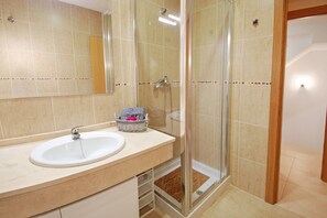 Dusche, Haartrockner, Handtücher