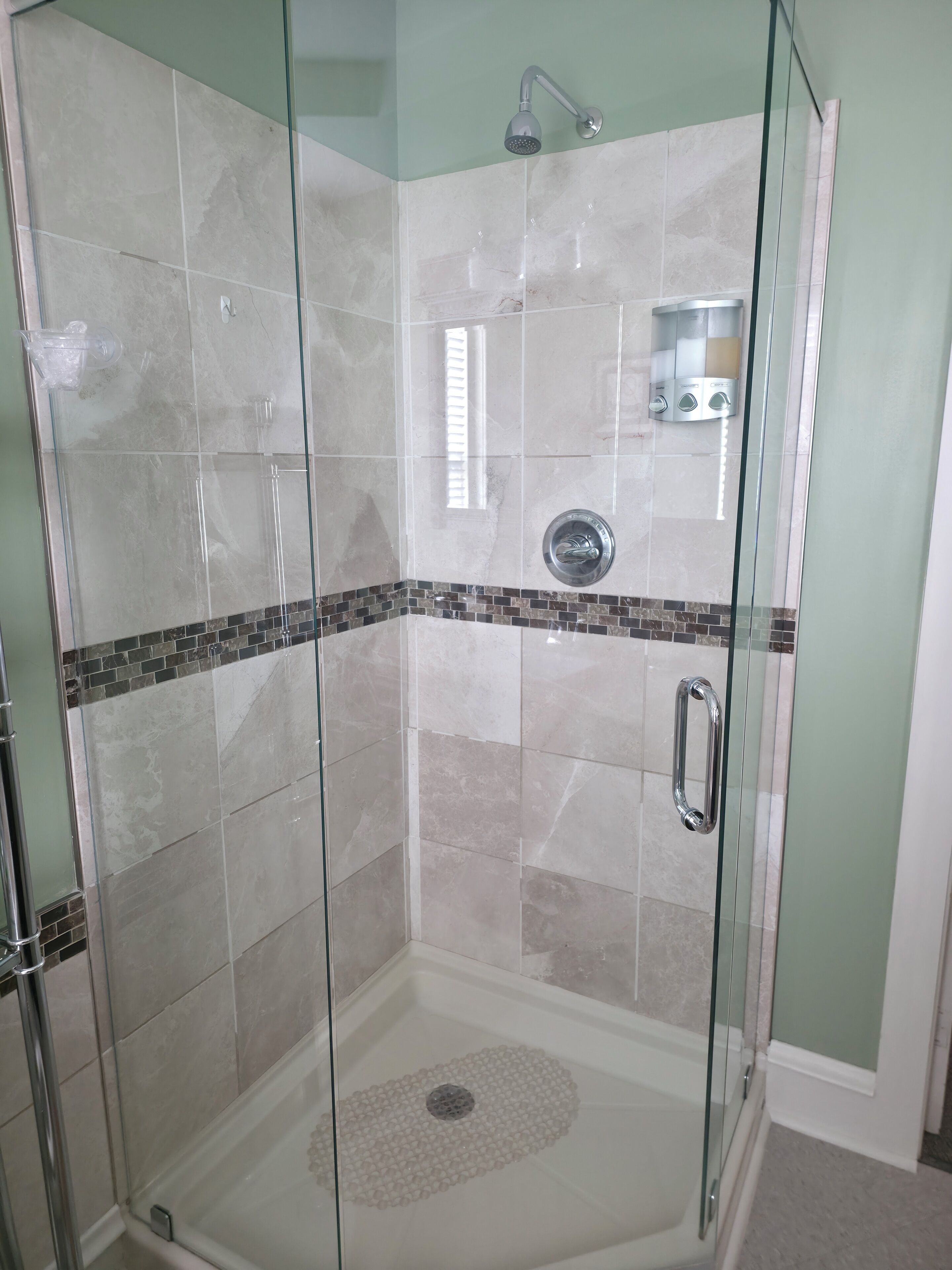 Secadora de cabello, toallas, jabón, papel de baño 