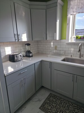 Private kitchen -  Discover the perfect blend of simplicity and comfort in this uptown apartment (Reading)