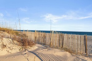 På stranden