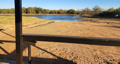 Charming 1-bedroom cabin on lg private pond close to Rocker B and Possum Kingdom