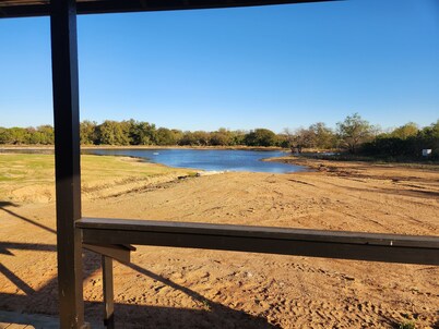 Charming 1-bedroom cabin on lg private pond close to Rocker B and Possum Kingdom