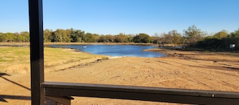 Charming 1-bedroom cabin on lg private pond close to Rocker B and Possum Kingdom