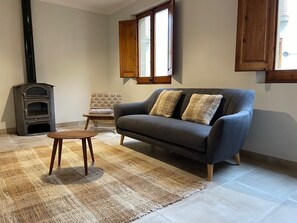 Flat-screen TV, fireplace