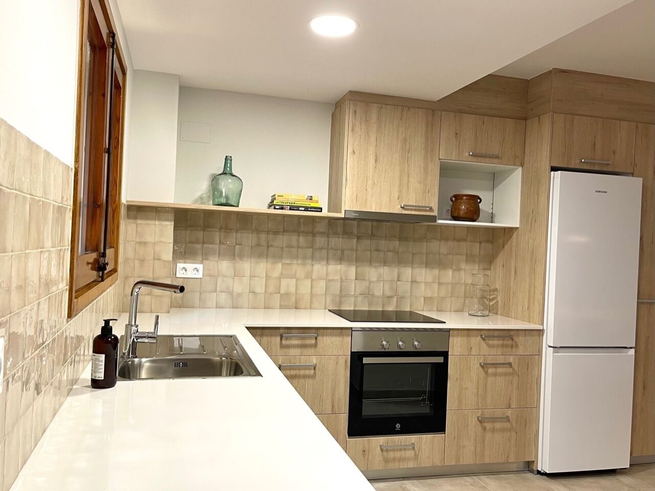 Frigorífico, horno, placa de cocina y lavavajillas