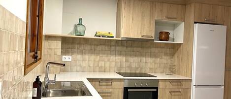 Geladeira, fogão, cooktop, lava-louças