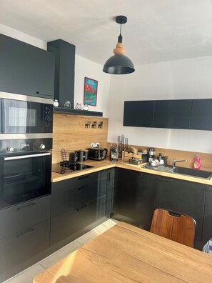 Microondas, horno, placa de cocina, lavavajillas
