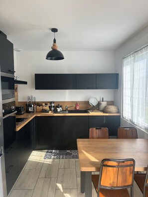 Micro-ondes, four, plaque de cuisson, lave-vaisselle