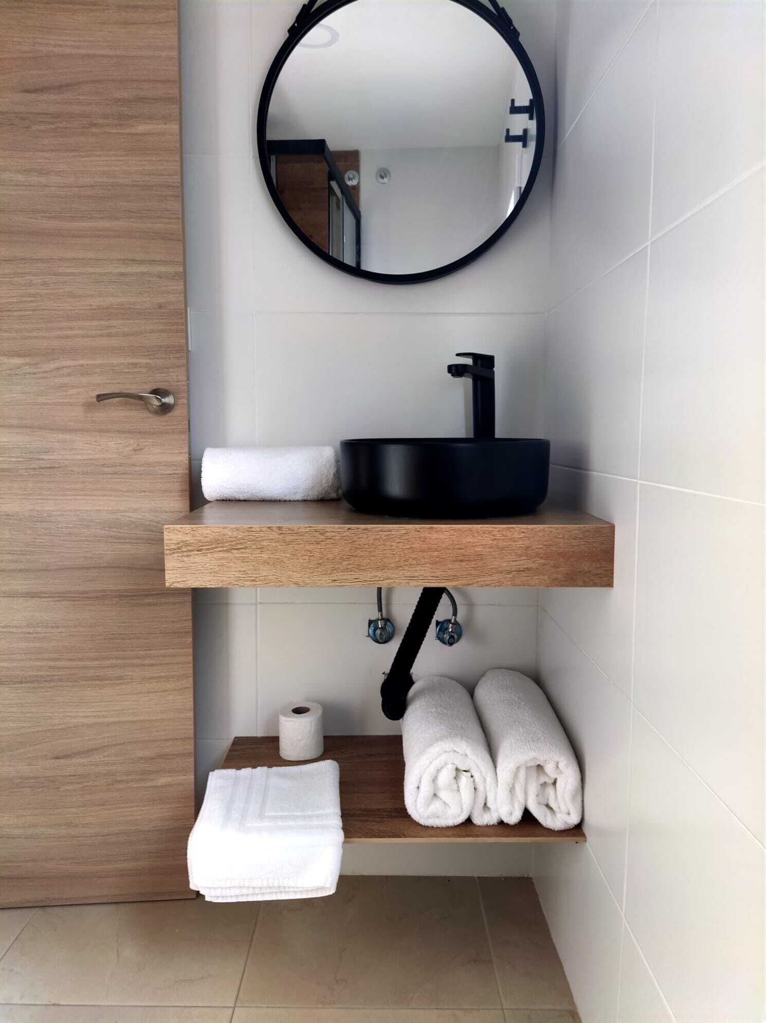 Ducha, toallas, jabón, shampoo