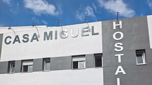 Ein Gebäude mit dem Schild "CASA MIGUEL HOSTAL", das ein Hostel kennzeichnet.