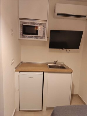 Single Room | Private kitchen | Mini-fridge, microwave, cookware/dishes/utensils - Hostal Casa Miguel Marbella (Marbella)
