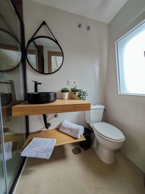 Double Room, Multiple Beds | Bathroom
