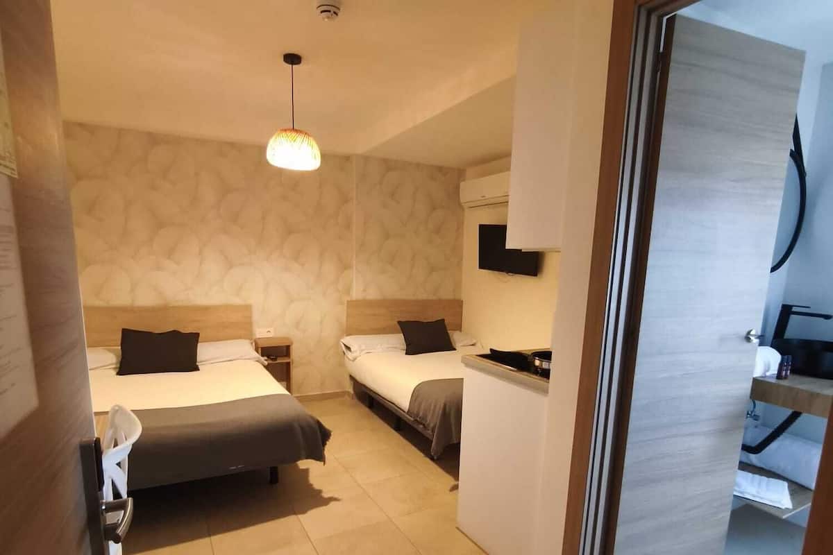 Habitación doble, 2 camas matrimoniales | Wifi gratis