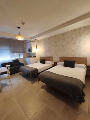 Habitación doble, varias camas | Wifi gratis