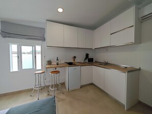 Estudio Deluxe | Cocina privada | Frigorífico pequeño, microondas y utensilios de cocina