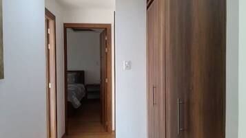 3 habitaciones, tabla de planchar con plancha, internet y ropa de cama