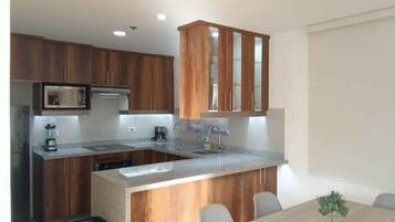 Microondas, horno y parrilla de estufa