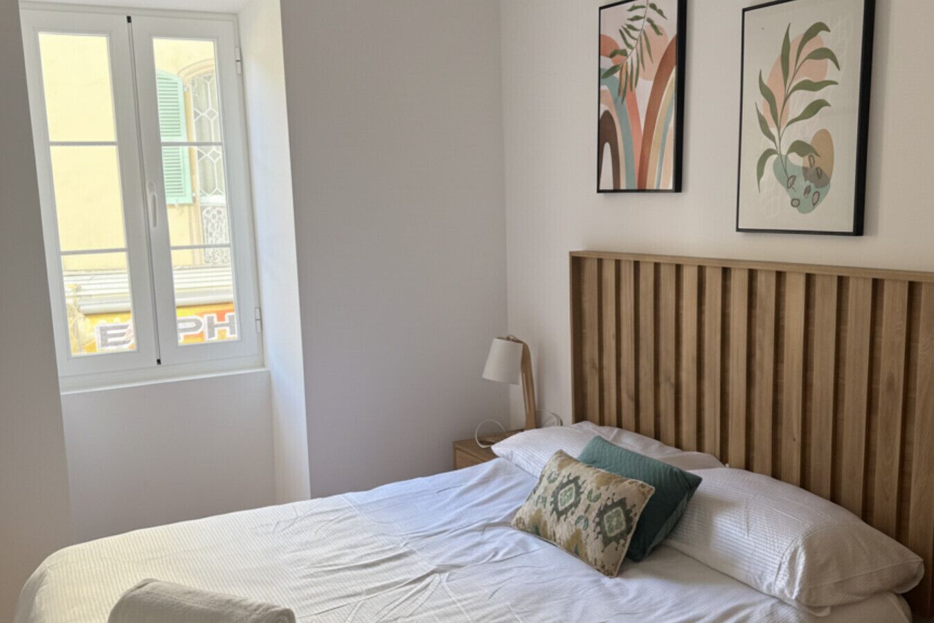 Tabla de planchar con plancha, wifi, ropa de cama