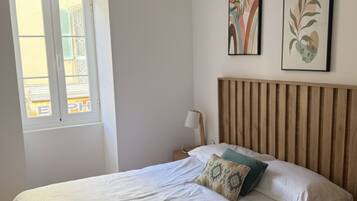 Tabla de planchar con plancha, wifi, ropa de cama