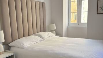 Tabla de planchar con plancha, wifi y ropa de cama