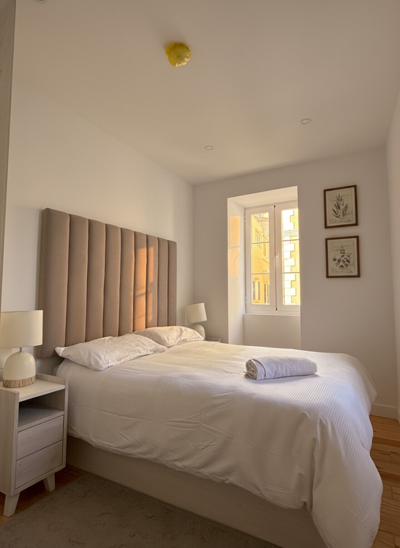 Een strijkplank/strijkijzer, wifi, beddengoed