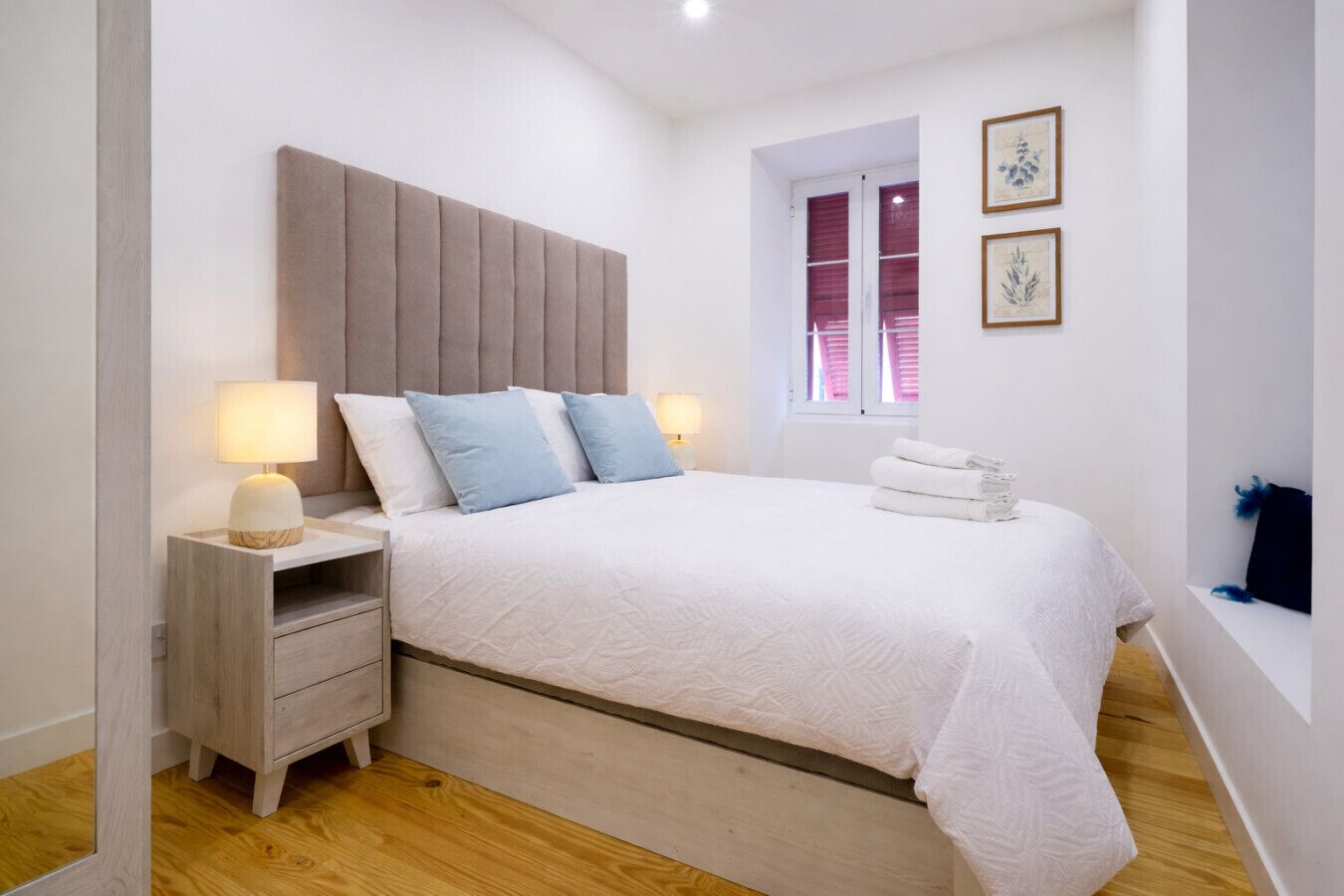 Tabla de planchar con plancha, wifi y ropa de cama 