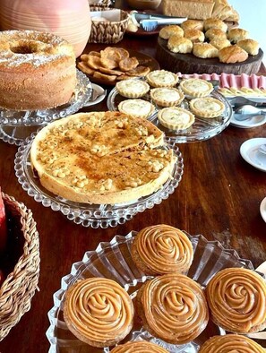 بوفيه فطور مجانًا يوميًا