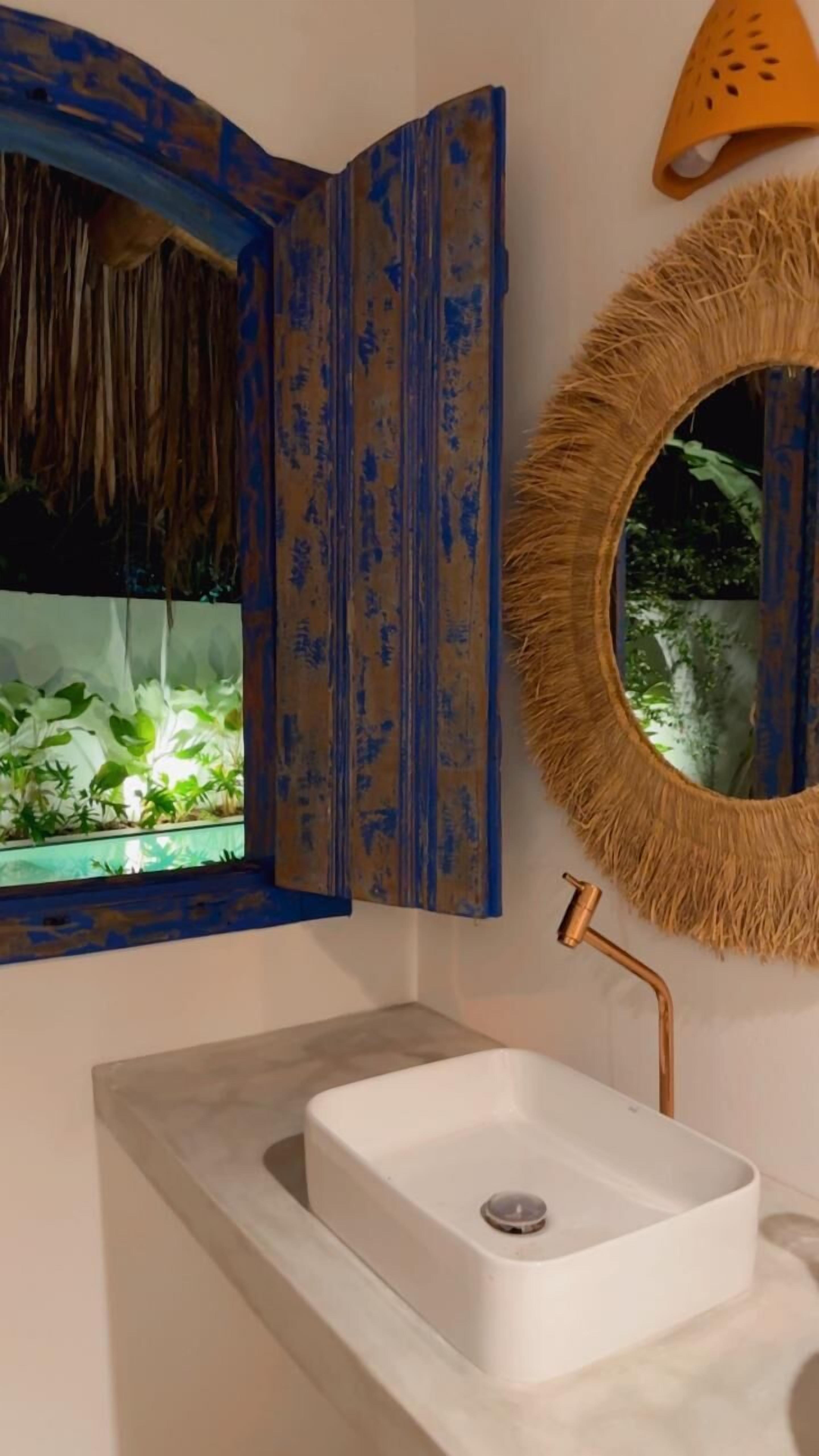 Quarto casal luxo, banheira de hidromassagem | Banheiro | Chuveiro, toalhas de banho, sabonete, shampoo