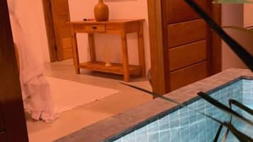 Quarto casal luxo, banheira de hidromassagem | Escrivaninha