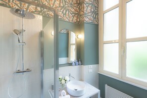 Dusche, Haartrockner, Bidet, Handtücher