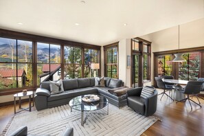 Smart TV, fireplace - On Trails Edge- Modern Mtn Retreat steps from Skiing & Dining (MOUNTAIN VILLAGE)