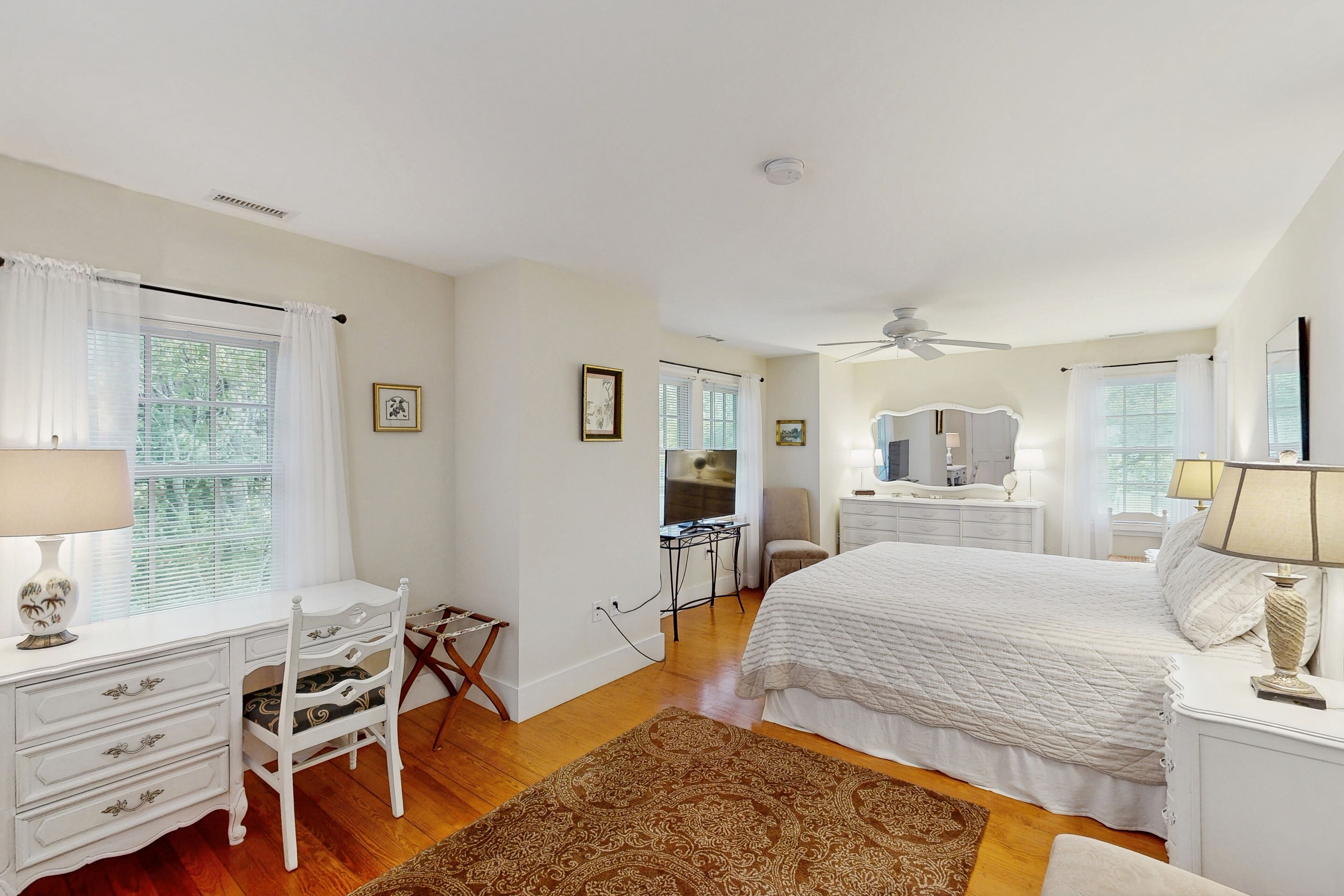 Tabla de planchar con plancha, internet y ropa de cama 