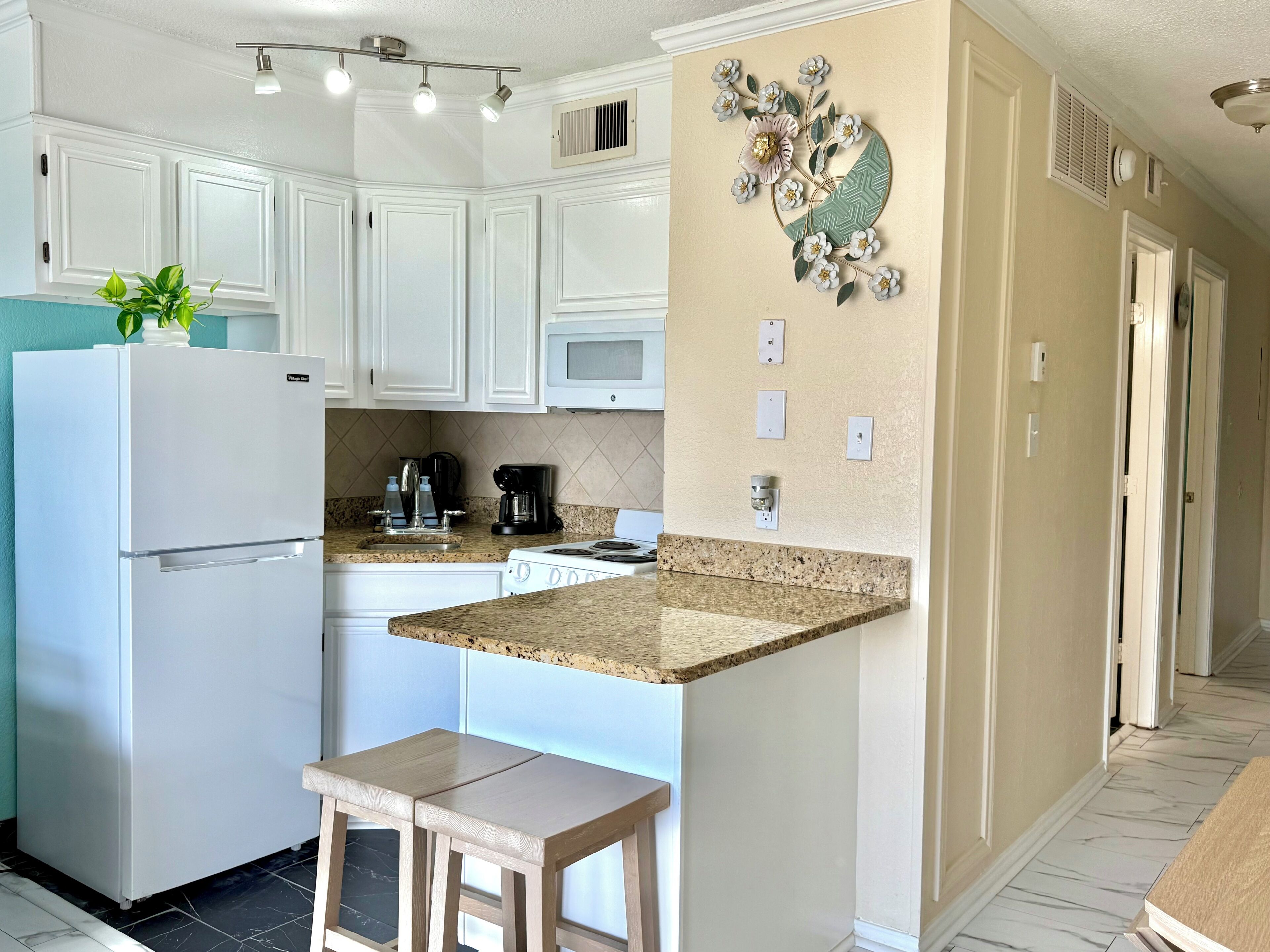 Four à micro-ondes, un four, surface de cuisson, lave-vaisselle