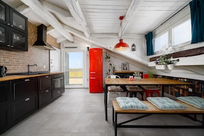 Fridge, microwave, stovetop, dishwasher