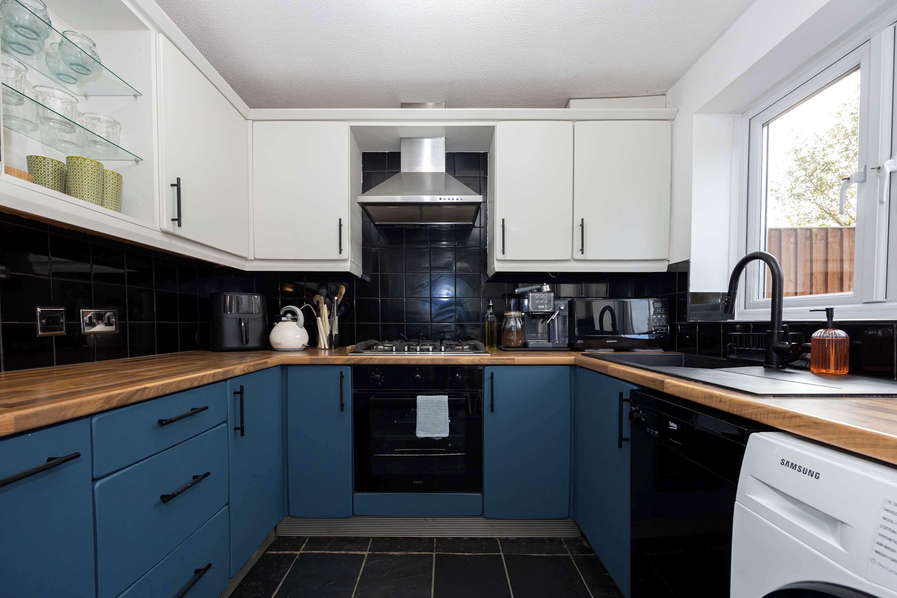 Køleskab, mikrobølgeovn, ovn, kogeplade