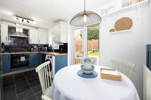 Fridge, microwave, oven, stovetop - Cosy home in the heart of Whitefield (Manchester)