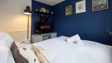 3 bedrooms, desk, iron/ironing board, WiFi