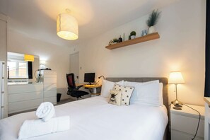 3 bedrooms, desk, iron/ironing board, WiFi - Cosy home in the heart of Whitefield (Manchester)