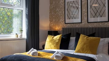 2 bedrooms, desk, iron/ironing board, WiFi