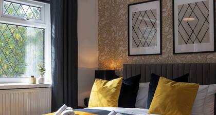 Spacious Apartment near MCR Airport