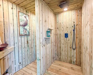 Shower, towels, shampoo