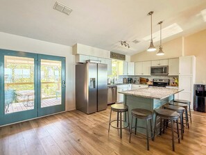 Refrigerador, microondas, horno y parrilla de estufa 