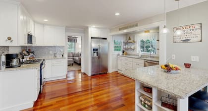 Bright spacious downtown home w/ guest house; walk to beach & lighthouse