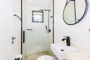Shower, hair dryer, towels, soap - Praia Brava | Central Itajaí & Balneário Camboriú | 2 Bedrooms, Air Conditioning, Parking Space (Itajaí)