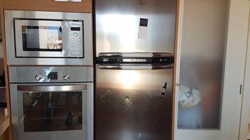 Frigorífico, microondas, horno y placa de cocina