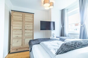 Iron/ironing board, WiFi, bed sheets - Just 9 min to City Center via Metro 1BR+1LR Apt. (Vienna)