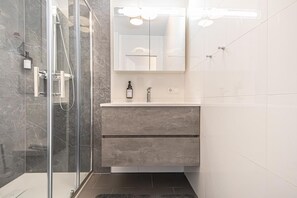 Douche, articles de toilette (gratuits), séchoir à cheveux