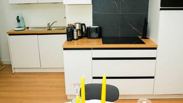 Frigorifero, microonde, forno, piano cottura
