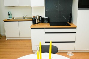 Geladeira, micro-ondas, fogão, cooktop